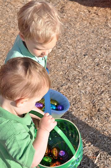 Jackson & Carter hunting eggs