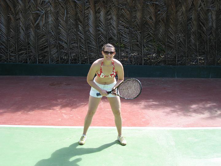 E playing tennis